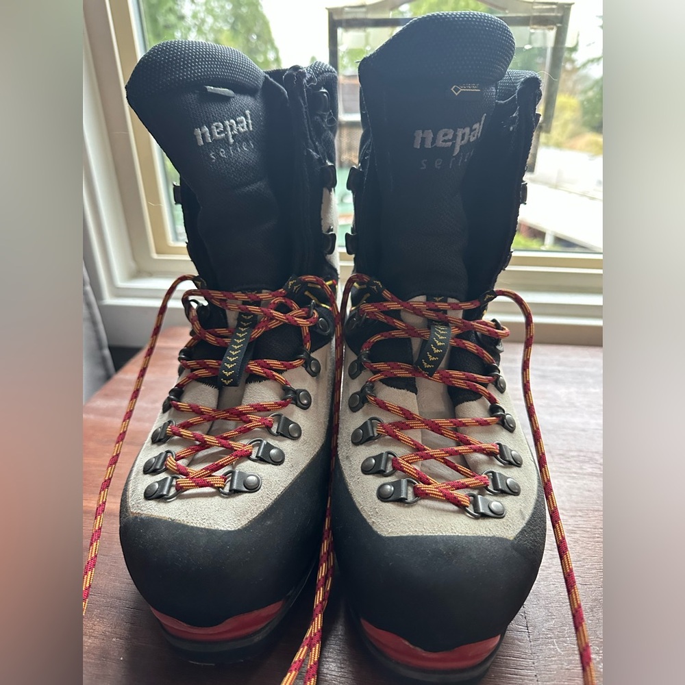 Nepal Series La Sportiva Mountaineering Boots with Red and Black Size 39.5